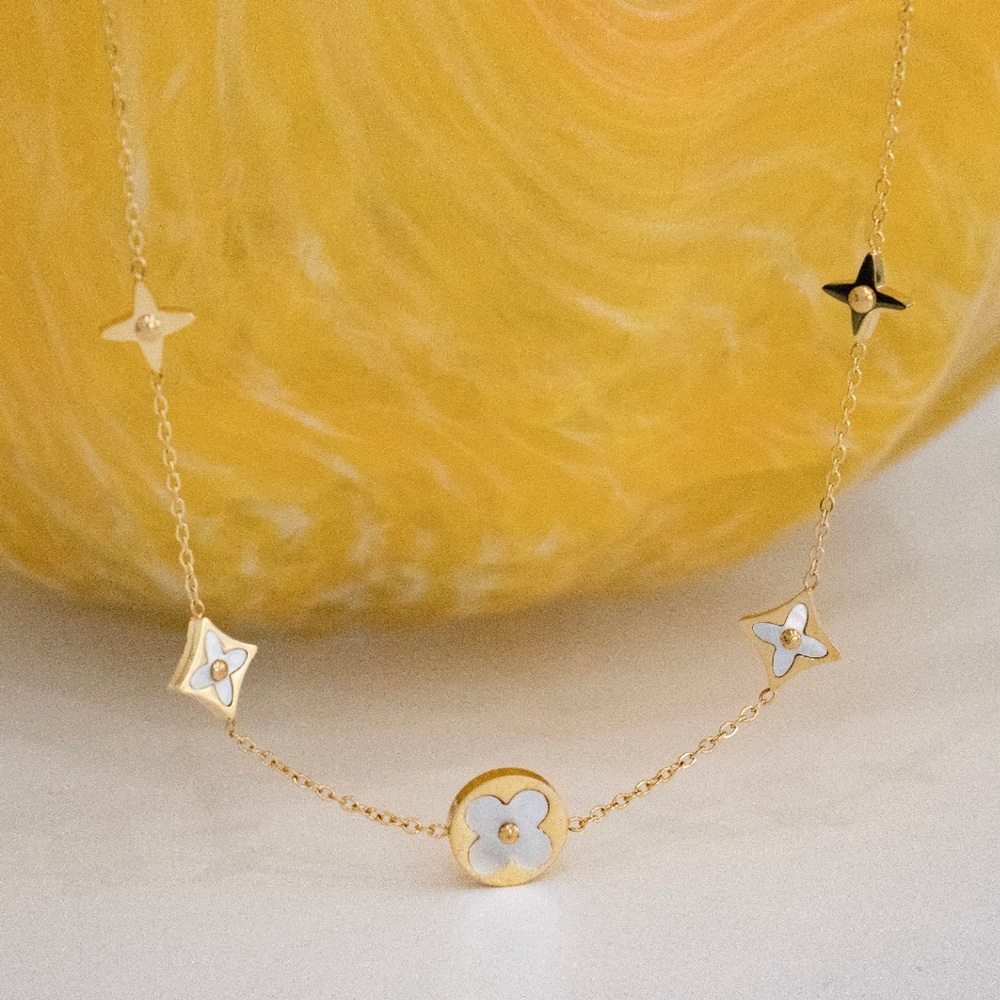 Four Leaf Clover Flower Necklace - Gold